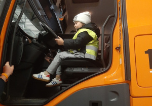 Dziewczynka siedząca w aucie porządkowym na lotnisku