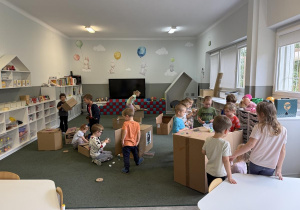 kreatywne zabawy z pudełkami tekturowymi