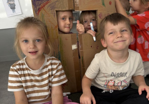 kreatywne zabawy z pudełkami tekturowymi
