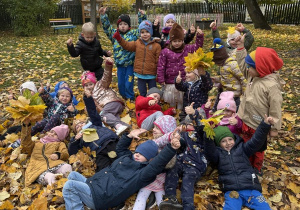 jesienna pogoda w przedszkolnym ogrodzie