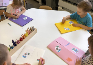 dzieci wykonują lapbook o jesiennej pogodzie