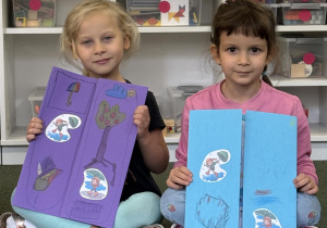 dzieci wykonują lapbook o jesiennej pogodzie