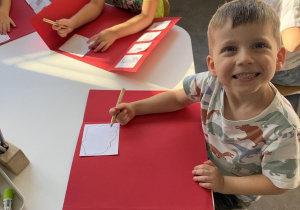 Mali patrioci- dzieci wykonują lapbook o Polsce