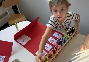 Mali patrioci- dzieci wykonują lapbook o Polsce