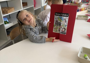 Mali patrioci- dzieci wykonują lapbook o Polsce