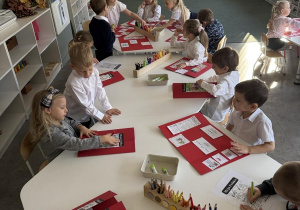 Mali patrioci- dzieci wykonują lapbook o Polsce