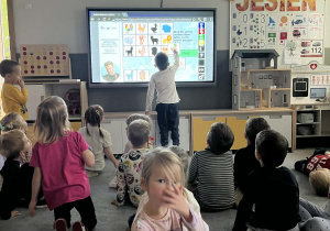 Dzieci podczas rozwiązywania zagadek na tablicy interaktywnej