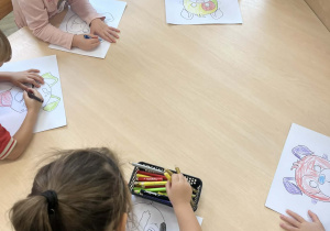 Dzieci ozdabiający swoje maski w kształcie psa