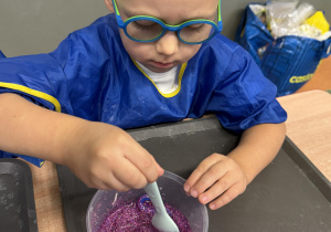 dzieci podczas warsztatów sensorycznych EKSPERCI SLIME