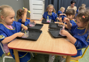 dzieci podczas warsztatów sensorycznych EKSPERCI SLIME