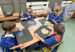 dzieci podczas warsztatów sensorycznych EKSPERCI SLIME