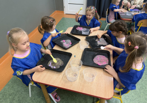 dzieci podczas warsztatów sensorycznych EKSPERCI SLIME