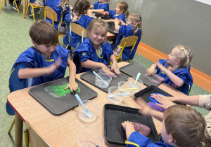 dzieci podczas warsztatów sensorycznych EKSPERCI SLIME