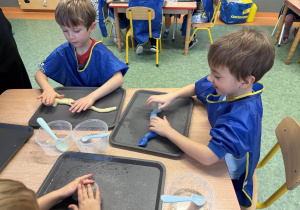 dzieci podczas warsztatów sensorycznych EKSPERCI SLIME
