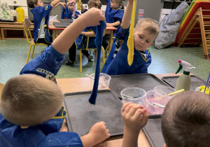 dzieci podczas warsztatów sensorycznych EKSPERCI SLIME