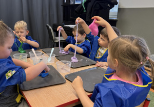 dzieci podczas warsztatów sensorycznych EKSPERCI SLIME