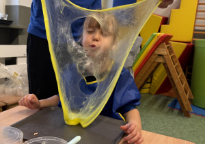 dzieci podczas warsztatów sensorycznych EKSPERCI SLIME