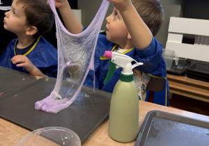 dzieci podczas warsztatów sensorycznych EKSPERCI SLIME