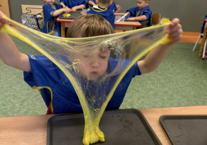 dzieci podczas warsztatów sensorycznych EKSPERCI SLIME