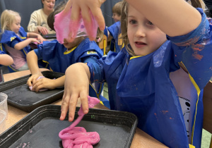 dzieci podczas warsztatów sensorycznych EKSPERCI SLIME