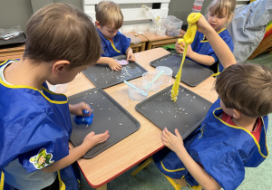 dzieci podczas warsztatów sensorycznych EKSPERCI SLIME