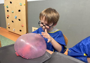 dzieci podczas warsztatów sensorycznych EKSPERCI SLIME