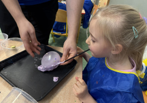 dzieci podczas warsztatów sensorycznych EKSPERCI SLIME
