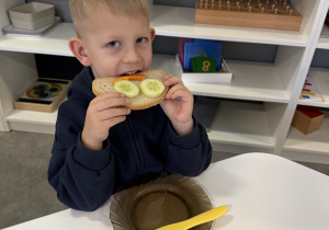 dzieci przygotowują "misiowe" kanapki