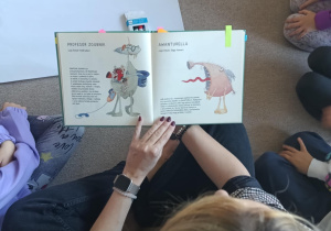 Pani bibliotekarka czyta dzieciom o Awanturelli