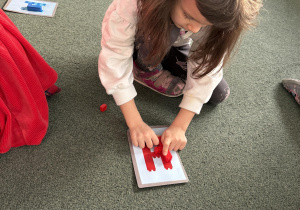 układanie liter z klocków Lego