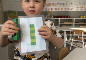 układanie liter z klocków Lego