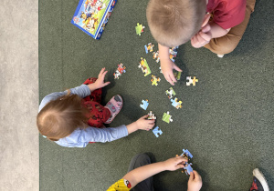 układanie puzzli w grupach