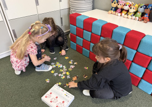 układanie puzzli w grupach