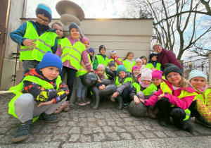 grupa dzieci pozuje do zdjęcia