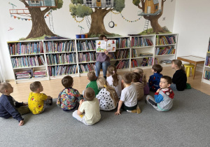 dzieci podczas zajęć bibliotecznych