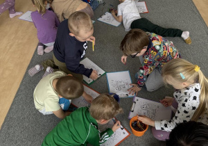 dzieci podczas zajęć bibliotecznych
