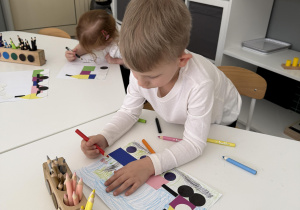 dzieci wyklejają lokomotywę z figur geometrycznych- nawiązanie do twórczości J. Tuwima