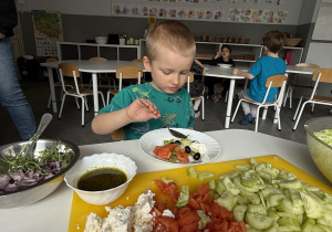 tydzień grecki- dzieci samodzielnie przygotowują sałatkę grecką