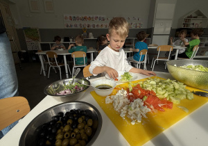 tydzień grecki- dzieci samodzielnie przygotowują sałatkę grecką
