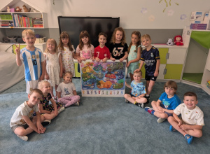 Zdjęcie grupowe na zakończenie innowacji pedagogicznej "Czuciaki w Krainie Emocji"