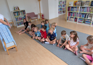 Dzieci podczas zajęć w Bibliotece Ferment