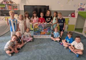 Zdjęcie grupowe na zakończenie innowacji pedagogicznej "Czuciaki w Krainie Emocji"