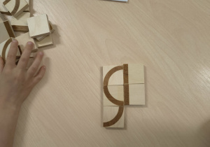 Ułożona z klocków mała litera pisana "g"
