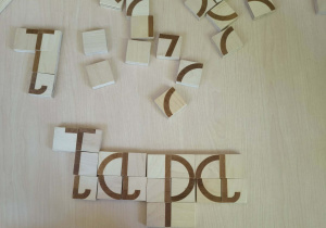 Ułożony z klocków wyraz "łapa"