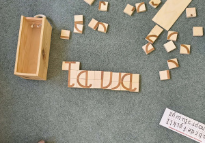 Ułożony z klocków wyraz "ława"