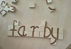 Ułożony z klocków wyraz "farby"