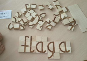 Ułożony z klocków wyraz "flaga"