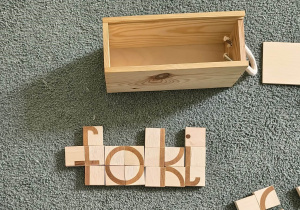 Ułożony z klocków wyraz "foki"