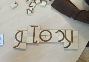 Ułożony z klocków wyraz "głosy"