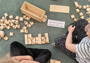 Ułożony z klocków wyraz "haki"